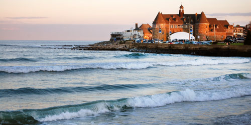 Narragansett-town-beach-and-Towers-in-background-shutterstock